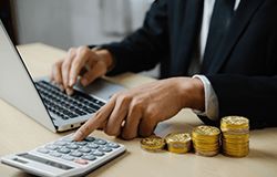 高級(jí)會(huì)計(jì)師與注冊(cè)會(huì)計(jì)師 審計(jì)與稅務(wù)服務(wù)領(lǐng)域的角色對(duì)比